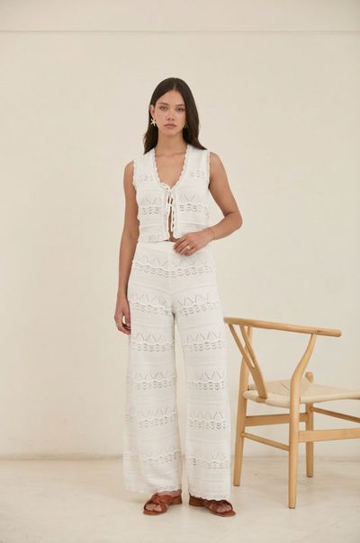 Diseñado con delicados detalles de tejido calado y silueta de pierna ancha. Confeccionado en un tejido liviano y cómodo, este pantalón de tiro alto combina elegancia y versatilidad, convirtiéndose en la opción ideal para looks de verano, vacaciones y outfits para el día a día.

Sus sutiles texturas geométricas y detalles semi transparentes aportan un acabado refinado y femenino. El Pantalón Olivia se complementa perfectamente con el Chaleco Tejido Olivia para crear un conjunto moderno y elegante. Su caída relajada y sensación ligera lo convierten en una prenda atemporal que se adapta fácilmente desde salidas casuales hasta estilismos inspirados en el lujo resort.

 

Detalles


	Tiro alto
	Silueta de pierna ancha
	Tejido liviano y transpirable
	Delicados detalles de tejido calado
	Ajuste cómodo y relajado
	Diseñado para combinar con el Chaleco Tejido Olivia


 

TALLA S
Largo 45
Busto 82/ Expande hasta 87
Cintura 78/ Expande hasta 83
TALLA M
Largo 45
Busto 84/ Expande hasta 89
Cintura 80/ Expande hasta 85
TALLA L
Largo 45
Busto 86/ Expande hasta 91
Cintura 82/ Expande hasta 87
