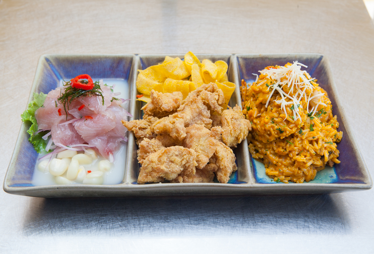 CEVICHE DE PESCADO ACOMPAÑADO DE ARROZ CON MARISCOS Y CRUJIENTES CHICHARRONES DE PESCADO
