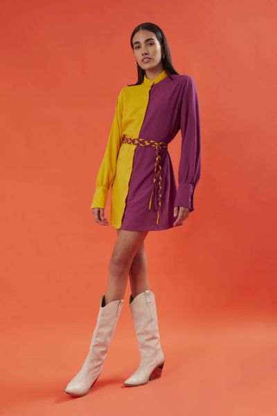 Maxi blusa con botones delanteros cuello nerú, mangas con puñera, duo tono inspirado en bicolor de la flor Kantú, tiene cinturón trenzado de ambos colores.
