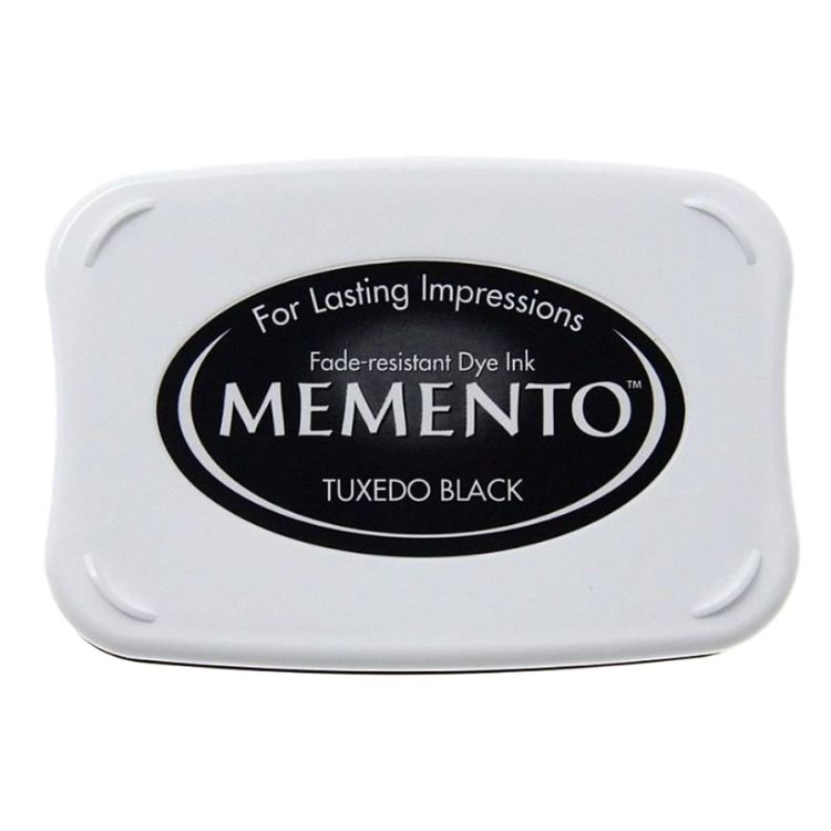 Las almohadillas de tinta Tsukineko memento presentan tintas de tinte extraordinariamente resistentes a la decoloración que las han convertido en un elemento básico para los artesanos de papel nuevos y experimentados.

medidas: 10 cm x 7 cm
