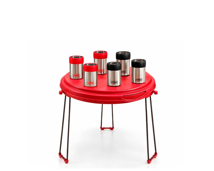 Incluye:


	THERMOS® 355ml Portalata Térmico Negro (3)
	THERMOS® 355ml Portalata Térmico Rojo (3)
	KONSTAR® Mesa Plegable Roja

