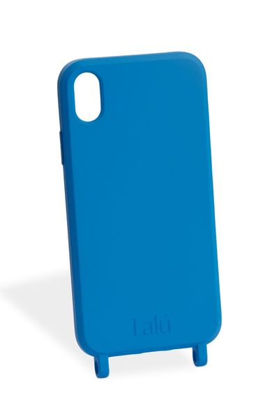 Case de silicona suave al tacto con aros incluidos para usarlo con pitas Lalú. 

Lalú es un accesorio práctico y a la moda para vivir en el momento sin sentirse desconectada. Las correas intercambiables hacen que este accesorio se convierta en parte de tu armario.

- Protección Anti-drop
- Botones recortados para una mejor experiencia del usuario.

*No incluye pita. 

 

 

MODELO                
			ALTO CM  
			LARGO CM  
			ANCHO CM  
		Iphone X / Xs
			16
			7.6
			1
		Iphone XR
			17
			8
			1.3
		Iphone 11
			17
			8
			1.3
		Iphone 12 / 12 Pro
			17
			7.7
			1
		 
