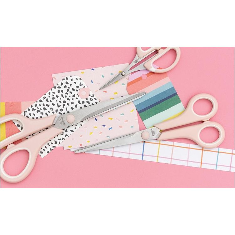 Tijeras con asas de agarre suave para mayor comodidad. Cuchillas de acero inoxidable. Incluye 3 tijeras de manualidades.
