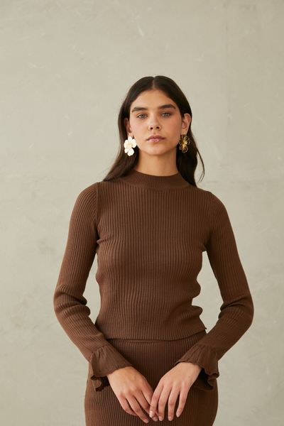 Confeccionado con una suave mezcla de algodón y poliéster. Su tela ofrece una ligera elasticidad y flexibilidad, adaptándose con gracia a tus movimientos sin sentirse rígida ni ajustada. Gracias a su textura ligera y respirable, es ideal para usar todo el día en cualquier estación. 


 

Este top es perfecto tanto para salidas casuales como para noches relajadas. Para conservar su calidad, se recomienda lavarlo en ciclo delicado con agua fría. Al secarlo, utiliza aire frío o déjalo secar al natural para mantener su forma y suavidad originales.

 

Esta prenda es muy delicada. Para evitar enganches, evita superficies ásperas y ten cuidado al usar joyas o carteras. Como las prendas tejidas pueden estirarse al colgarlas, se recomienda guardarlas dobladas.


La modelo mide 1.80 y está usando la talla SM en chompa y falda.

 

Medidas

Talla SM: 
Busto: contorno 60 cms / estira hasta 103 cms
Cintura: contorno 55 cms / estira hasta 80 cms
Largo: 47.5 cms
Brazo: 72 cms
Largo de costado: 32 cms

 

Talla ML:

Busto: 62 cms contorno / estira hasta 107 cms
Cintura: 57 cms contorno / estira  hasta 85 cms
Largo: 48 cms
Brazo: 73 cms
Largo de costado: 33 cms
