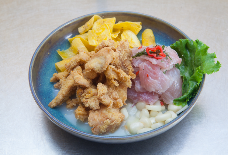 CEVICHE DE PESCADO ACOMPAÑADO DE CRUJIENTES CHICHARRONES DE PESCADO.
