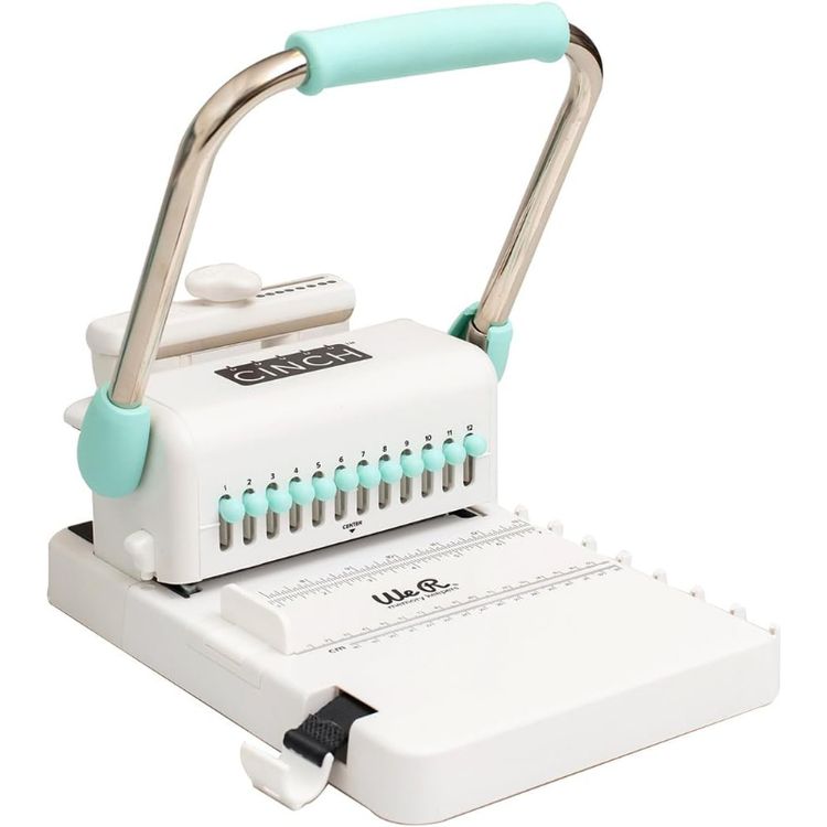 Te permite anillar tus proyectos en 3 simples pasos, perfora, inserta las hojas en los arillos y ciérralos.

 

Encuaderna desde 0.81 cm a 3.12 cm hasta 20 hojas de papel de 80 gr a la vez. Perfora papel, cartulina (papel scrapbook), cartón, cartón comprimido, tela, acetato.

 

Cuenta con una manija de alineación que le permite escoger los agujeros que se requieren perforar y alinearlos perfectamente. 

 

El material sobrante de la perforación queda recogido en un cajón inferior.

 

En la parte lateral puede colocar los arillos de forma fija para poder introducir las hojas con facilidad

Guía de medición deslizable e impresa en pulgadas y centímetros. 

 

La palanca con su clip nos permite asegurar el mango para un fácil almacenamiento.

 

 

 

 
