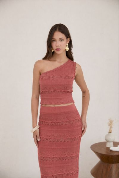 Confeccionado con una suave mezcla de algodón y poliéster. Su tela ofrece una ligera elasticidad y flexibilidad, adaptándose con gracia a tus movimientos sin sentirse rígida ni ajustada. Gracias a su textura ligera y respirable, es ideal para usar todo el día en cualquier estación. 


 

Este top es perfecto tanto para salidas casuales como para noches relajadas. Para conservar su calidad, se recomienda lavarlo en ciclo delicado con agua fría. Al secarlo, utiliza aire frío o déjalo secar al natural para mantener su forma y suavidad originales.

 

Esta prenda es muy delicada. Para evitar enganches, evita superficies ásperas y ten cuidado al usar joyas o carteras. Como las prendas tejidas pueden estirarse al colgarlas, se recomienda guardarlas dobladas.

TALLA S
Largo 47
Busto 82/ Expande hasta 87
Cintura 78/ Expande hasta 83
TALLA M
Largo 47
Busto 84/ Expande hasta 89
Cintura 80/ Expande hasta 85
TALLA L
Largo 47
Busto 86/ Expande hasta 91
Cintura 82/ Expande hasta 87

