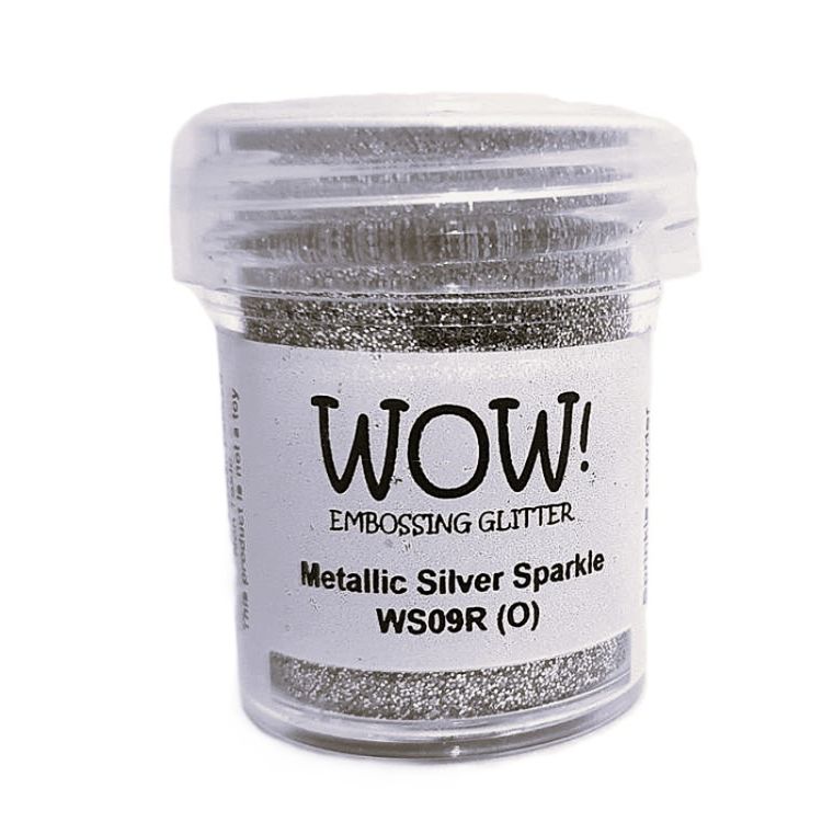 Polvo de embossing Metalico Glitter, son perfectos para la técnica del relieve mediante el uso de calor. Son perfectos para crear profundidad en tus proyectos. Perfectos para proyectos de scrapbooking, tarjetería, Project Life, Smashbook o Home Decor. Disponible en una amplia gama de colores. Contiene 15 ml.
