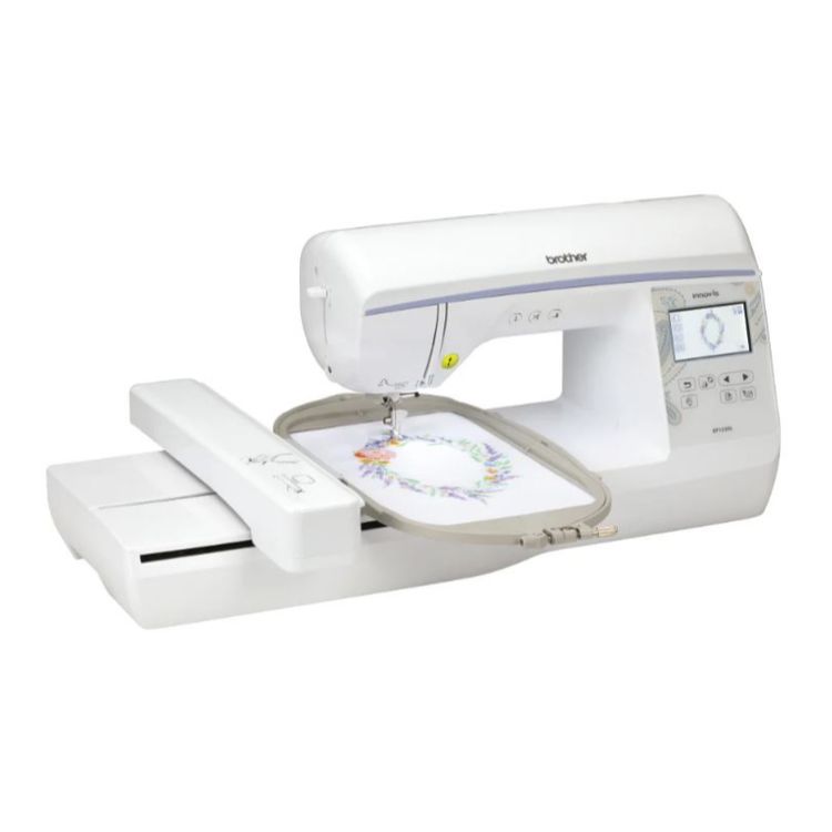 Características Principales


	Transferencia inalámbrica de datos WLAN
	Fácil edición de letras, zoom , tamaño, rotación y combinación de diseños.
	Pantalla tactil LCD a color
	Puerto USB
	Presión ajustable del prensatelas: Sí
	Cortador de hilo automático: Sí
	Tamaño de pantalla LCD: 3.2&quot; x 1.8&quot;
	Capacidad de conexión de mouse por USB: Sí
	Tecla de posición de aguja (arriba / abajo): Sí
	Bobina de fijación rápida: Sí
	Botón de inicio / detención: Sí
	Tensión del hilo: Automático
	USB: Sí
	Mesa Ancha incluida: No
	Ajustes de velocidad de bordado: Sí
	Corte automático de hilo: Sí
	Fuentes de alfabeto incorporados: 11
	Diseños incorporados: 138
	Area de bordado: 26 cm x 16 cm
	Velocidad máxima de bordado (spm): 850
	Ajuste automático de densidad en pantalla: No
	Reducción de espacio entre alfabetos de bordado: Sí
	Garantía 1 año
	 


Bastidores incluidos:


	12.7 x 17.78 cm (5&quot;x7&quot;)
	10.16 x 10.16 cm (4&quot; x 4&quot;)
	15.24 x 25.4 cm (6&quot; x 10&quot;) 


​contenido de la caja 


	destornillador,bobina 3+1, tijera, abreojales, cepillo de limpienza,tapa de carrrete 3 tamaños, destornillador de disco, red para carrete, destornillador en forma de L, bolsa de accesorio, funda, pie de bordado U.


CAPACITACION GRATUITA VIRTUAL O PRESENCIAL EN NUESTRO TALLER.
