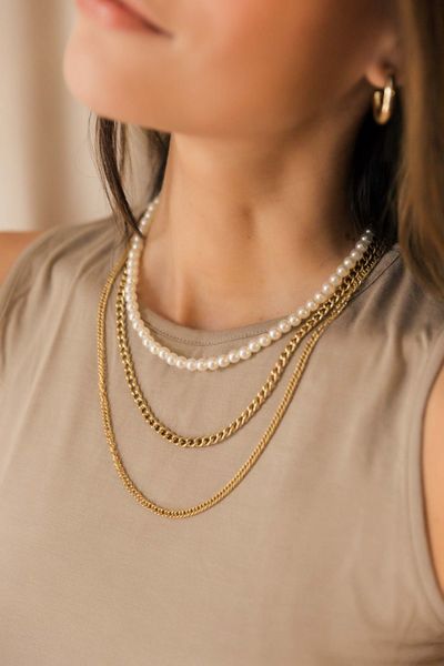 Medida: 39cm. de largo + 5 cm de regulable

Material: Perlas de fantasía con broche bañado en oro de 18k.

Cuidados: Evitar la exposición al agua o humedad extrema.
