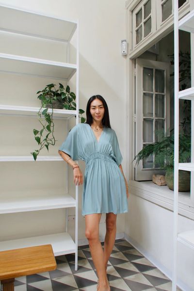 Vestido hecho en tela rayón, con escote V en la parte frontal y detalle en la cintura para formar mejor la silueta. Ideal para la playa o para los días calurosos de la ciudad.

RECOMENDACIÓN:
Esta prenda corre grande, recomendamos escoger una talla menos o revisar la tabla de medidas.

Medidas:

XS/S:
Busto: 76 cm. cintura: 72 cm. hombros: 38 cm. mangas: 27 cm. sisa: 32 cm. largo vestido: 90 cm.

M/L:
Busto: 82 cm. cintura: 78 cm. hombros: 38 cm. mangas: 27 cm. sisa: 34 cm. largo vestido: 90 cm
