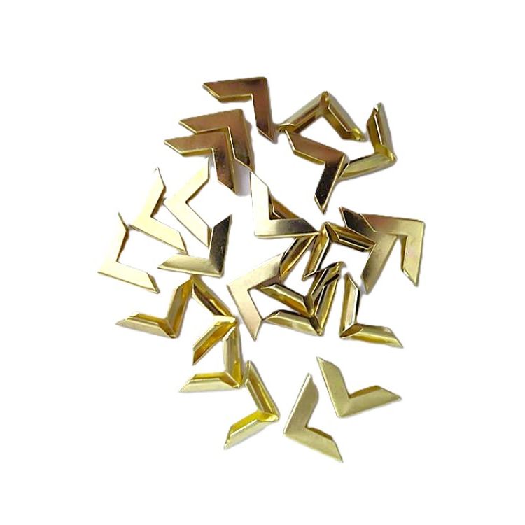 Esquineros de metal color Dorado, especiales para cubrir las esquinas de tus proyectos de encuadernacion y cartonaje.

Pack x 25 unidades.

Equipo Scrapyart

 

 

 

 

 
