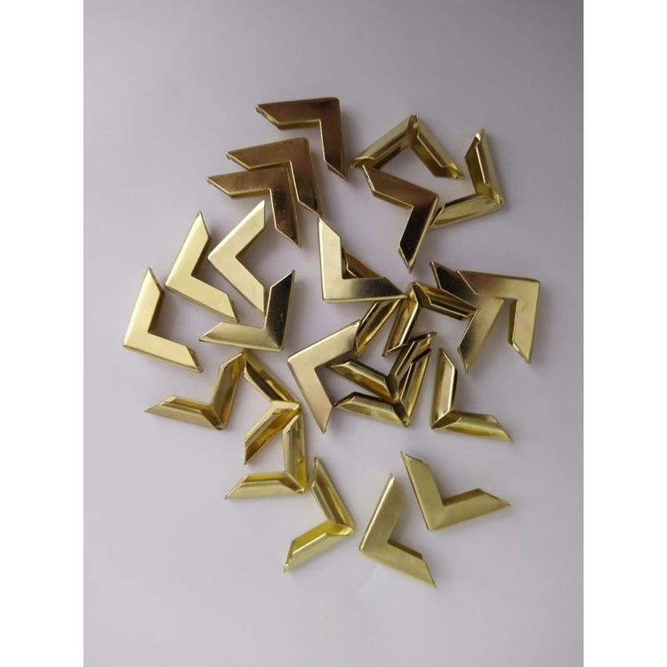 Esquineros de metal color Dorado, especiales para cubrir las esquinas de tus proyectos de encuadernacion y cartonaje.

Pack x 25 unidades.

Equipo Scrapyart

 

 

 

 

 
