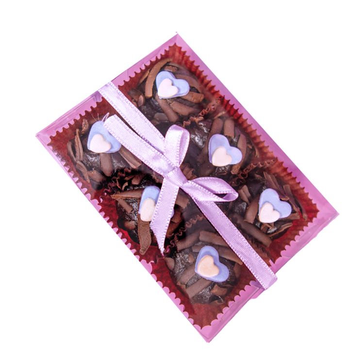 Trufas de chocolate decoradas con rulos de chocolate y corazoncitos de azúcar.
