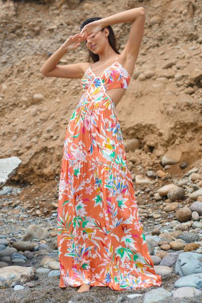 Vestido largo con escote semi V y pitas delgadas.
Detalle de abertura en la cintura, espalda con escote profundo con tiras ajustables.

Material: Seda satinada labrada francesa / Crepé francés



			TALLA
			
			
			BUSTO
			
			
			CINTURA
			
			
			 LARGO
			
		
			STD
			
			
			80-105 cm
			
			
			-
			
			
			144 cm 
			
		

 * BUSTO: Prenda con pitas regulables en la espalda.

* CINTURA: Elastico en la cintura (sede).
