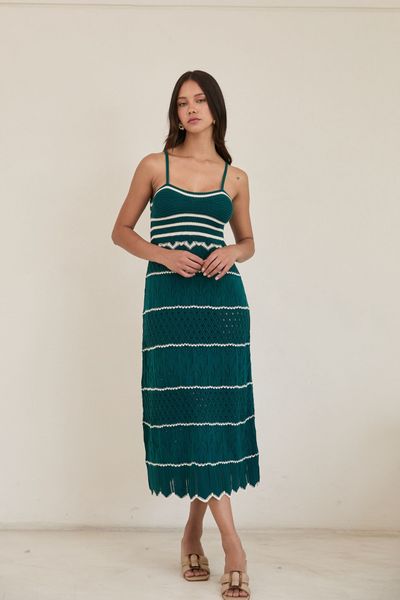 Confeccionado con una suave mezcla de algodón y poliéster. Su tela ofrece una ligera elasticidad y flexibilidad, adaptándose con gracia a tus movimientos sin sentirse rígida ni ajustada. Gracias a su textura ligera y respirable, es ideal para usar todo el día en cualquier estación. 


 

Este vestido es perfecto  tanto para salidas casuales como para noches relajadas. Para conservar su calidad, se recomienda lavarlo en ciclo delicado con agua fría. Al secarlo, utiliza aire frío o déjalo secar al natural para mantener su forma y suavidad originales.

 

Esta prenda es muy delicada. Para evitar enganches, evita superficies ásperas y ten cuidado al usar joyas o carteras. Como las prendas tejidas pueden estirarse al colgarlas, se recomienda guardarlas dobladas.


El tejido tiene lurex para darle ese brillo especial.

La modelo mide 1.75 y está usando la talla S en Vestido.

TALLA S
Largo 125
Busto 73/ Expande hasta 88
Cintura 70/ Expande hasta 86
Cadera 80/Expande hasta 100
TALLA M
Largo 125
Busto 74/ Expande hasta 92
Cintura 72/ Expande hasta 98
Cadera 84/ Expande hasta 102
TALLA L
Largo 125
Busto 76/ Expande hasta 94
Cintura 74/ Expande hasta 100
Cadera 86/ Expande hasta 104
