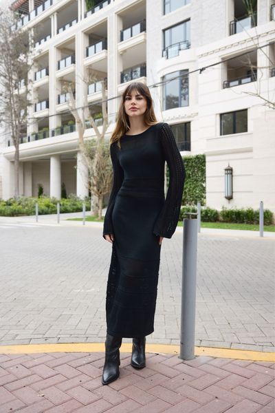 Vestido tejido negro con un fit suelto que acentúa muy bien la figura de todas. Detalles de calado en la cintura, mangas y basta. Mangas acampanadas para dar un look increíble y atemporal!

Material: Tejido de algodón

Guía de tallas:
Talla S:
Sostén 32A a 34B
Contorno de cintura: 60 a 73 cms

Talla M:
Sosten 34B a 36B
Contorno cintura: 74 cms a 83 cms

Modelo usa talla Small en las fotos y mide 1.66.
