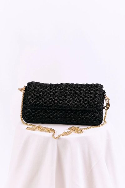 - Bolso tejido a mano con forro satinado y broche metálico. Asa larga metálica para crossbody que puede ajustarse para ser asa de hombro.

-Alto: 11 cm y Ancho: 25cm

-Cinta satinada
