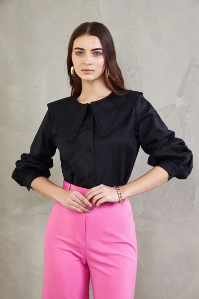 Blusa con un maxi cuello tipo bebé, elevará tus look y puedes complementarlo con un chaleco de la colección.
