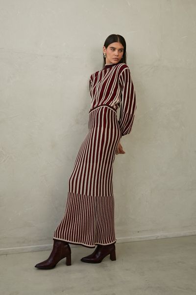 Confeccionado con una suave mezcla de algodón y poliéster. Su tela ofrece una ligera elasticidad y flexibilidad, adaptándose con gracia a tus movimientos sin sentirse rígida ni ajustada. Gracias a su textura ligera y respirable, es ideal para usar todo el día en cualquier estación. 


 

Esta falda es perfecta tanto para salidas casuales como para noches relajadas. Para conservar su calidad, se recomienda lavarlo en ciclo delicado con agua fría. Al secarlo, utiliza aire frío o déjalo secar al natural para mantener su forma y suavidad originales.

 

Esta prenda es muy delicada. Para evitar enganches, evita superficies ásperas y ten cuidado al usar joyas o carteras. Como las prendas tejidas pueden estirarse al colgarlas, se recomienda guardarlas dobladas.


 

Queremos que cada vez te sientas más cómoda con nuestros productos. Por eso, en este modelo, tenemos 2 largos. Revisa las medidas para ver cuál se ajusta mejor a ti.

 

La modelo mide 1.80 y está usando la talla SM en chompa y falda.

 

Medidas:

Talla SM

Cintura: 68 cms sin estirar / estira hasta 75 cms

Largo Petite: 96 cms

Largo Long: 111 cms

 

Talla ML

Cintura: 70 cms sin estirar / estira hasta 80 cms

Largo Petite: 96 cms

Largo Long: 111 cms

 
