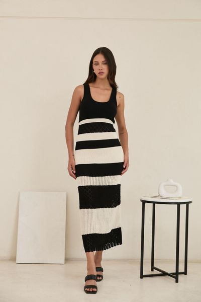 Vestido tejido en hilo de algodón con poliéster. 
El tejido expande, no es rígido.
Lavar en ciclo delicado con agua fría.
Secar con aire frío, o al aire libre.
 

TALLA S
Largo 127
Busto 60/ Expande hasta 86
Cintura 66/ Expande hasta 76
Cadera 76/Expande hasta 96
TALLA M
Largo 127
Busto 68/ Expande hasta 90
Cintura 63/ Expande hasta 83
Cadera 86/ Expande hasta 114
TALLA L
Largo 127
Busto 70/ Expande hasta 100
Cintura 66/ Expande hasta 98
Cadera 96/ Expande hasta 116
