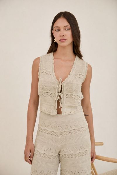 Confeccionado con una suave mezcla de algodón y poliéster. Su tela ofrece una ligera elasticidad y flexibilidad, adaptándose con gracia a tus movimientos sin sentirse rígida ni ajustada. Gracias a su textura ligera y respirable, es ideal para usar todo el día en cualquier estación. 


 

Este chaleco es perfecto tanto para salidas casuales como para noches relajadas. Para conservar su calidad, se recomienda lavarlo en ciclo delicado con agua fría. Al secarlo, utiliza aire frío o déjalo secar al natural para mantener su forma y suavidad originales.

 

Esta prenda es muy delicada. Para evitar enganches, evita superficies ásperas y ten cuidado al usar joyas o carteras. Como las prendas tejidas pueden estirarse al colgarlas, se recomienda guardarlas dobladas.

TALLA S
Largo 45
Busto 82/ Expande hasta 87
Cintura 78/ Expande hasta 83
TALLA M
Largo 45
Busto 84/ Expande hasta 89
Cintura 80/ Expande hasta 85
TALLA L
Largo 45
Busto 86/ Expande hasta 91
Cintura 82/ Expande hasta 87

