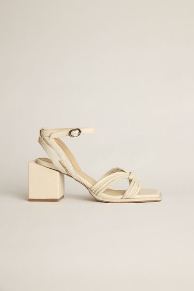 Nuestros tacos sunset son uno de nuestros best sellers por su gran comodidad y diseño unico. Buscamos una paleta con colores neutros ademas de incluiy colores pasteles. Variamos el diseño agregandole el iconico taco que sobresale logrando un zapato elegante pero cool. Además, resaltamos nuestras puntas cuadradas, una de las características más distintivas de nuestra marca con un cerco alrededor en el mismo tono. Las pitas son el toque final para levantar cualquier look, dándole un toque más chic y elegante a tus sandalias.

Material: Tacos de gamuza con cuero
Altura de la suela/taco: Altura de 7 cm

Hechos a mano por artesanos peruanos
