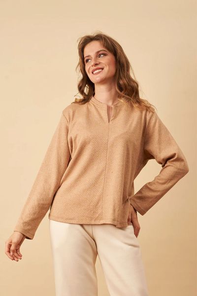 El Polo Lisa está confeccionado en algodón pima peruano, con un tejido de punto jersey que se siente suave al contacto con la piel. Es una prenda ligera, cómoda y fácil de combinar, pensada para el uso diario. Su acabado liso y el brillo natural del material aportan un detalle sutil, sin llamar demasiado la atención. Funciona bien con jeans, pantalones de tela o bajo un blazer liviano.
