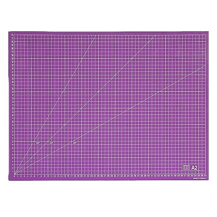 Una base de corte es la principal herramienta para un escrapero o crafter. Sirve, no solo para cortar con el cúter sin dañar la mesa, sino que la usamos como zona de trabajo para evitar manchar y dañar la mesa. 

Tamaño: A2 (57x42cm)
 

 
