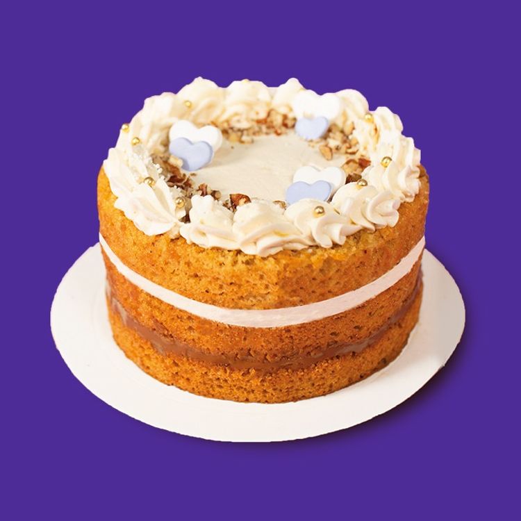 Deliciosa Minitorta carrot cake rellena de 1 capa de queso crema y manjar, decorada con pecanas y corazones de azúcar.
