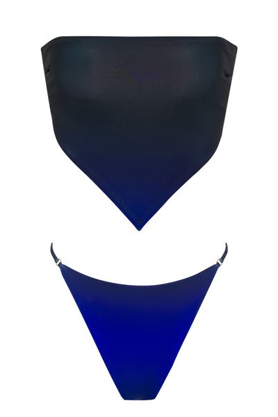 Nuestro Bikini Tiana Luana cuenta con un Top en forma de pañoleta con abertura para copas y tiras anchas para un mejor agarre. El bottom tiene pitas regulables y una costura fruncida en la parte de atrás para dar forma.

- Material -

78% Nylon

22% Elastane

La modelo está utilizando Top talla S y Bottom talla S
