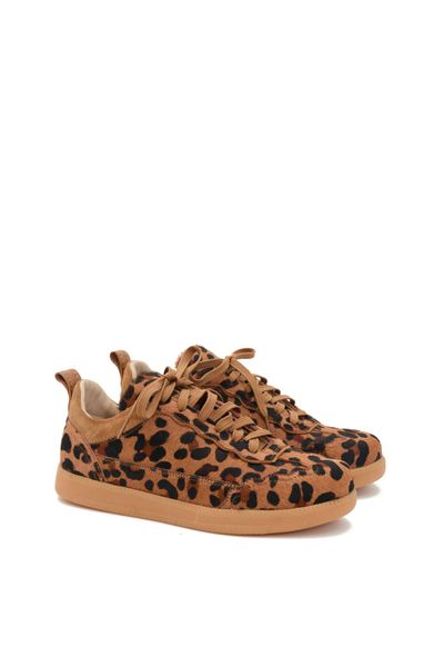 El animal print está de vuelta y más fuerte que nunca esta temporada. Nuestras nuevas zapatillas son la declaración de estilo que tu clóset necesita. Inspiradas en la energía salvaje y el espíritu libre de la ciudad, llegan en tres prints icónicos: vaca, cheetah y zebra, cada uno con una vibra única pero igual de cool.

Con un diseño urbano, cómodo y lleno de personalidad, estas zapas se convierten en tus mejores aliadas para el otoño-invierno 2025. Perfectas para destacar sin esfuerzo, combinar con outfits neutros o jugar con capas y texturas.

Material: 100% cuero
Altura de la suela/taco: 2.5 cm
Hechas a mano por artesanos peruanos
