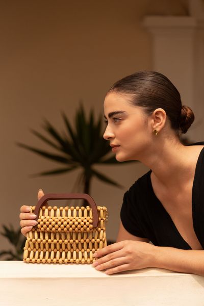 Cartera hecha de cuentas de Madera.
