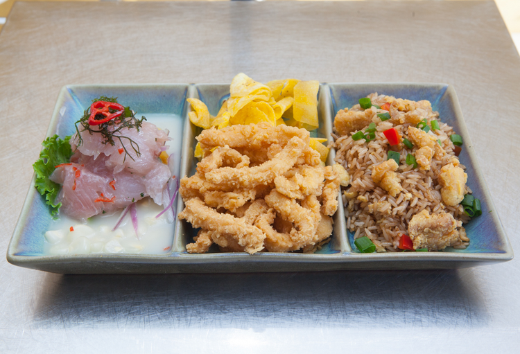 CEVICHE DE PESCADO ACOMPAÑADO DE CHAUFA DE PESCADO Y CRUJIENTES CHICHARRONES DE POTA
