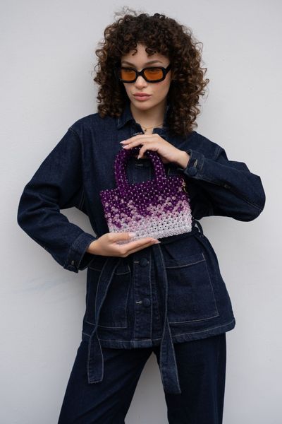 Cartera hecha de cuentas acrilicas
