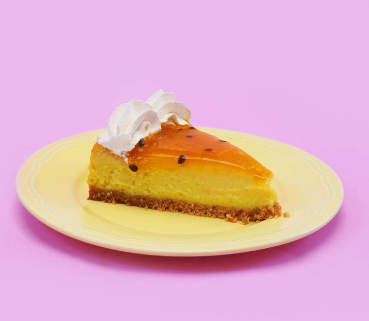 Delicioso cheesecake maracuya decorado con chantilly. 
