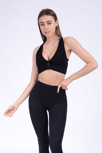 Este top es uno de nuestros favoritos lo necesitaras en todos los colores, top corto y ligero con un buen soporte, el diseño delantero cruzado es hermoso el cual te dará el estilo que necesitas para todos tus outfits y si hablamos de la espalda… no hay pierde un nuevo diseño escotado que será el favorito de muchas, es imposible usar este top solo para deporte, será el top que elevará cualquier outifit para cualquier ocasión, estas lista para ser la más linda del gym o del brunch?

Características:

Encuéntralo en 5 colores: negro, matcha, velvet, midnight blue, Capri

Con copas removibles
	Tecnología
	Sin costuras
	90% nylon + 10% spandex
	FIT: talla regular
