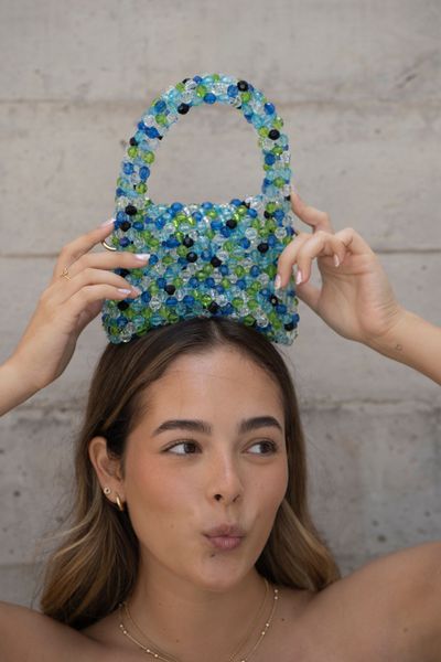 Cartera hecha de cuentas acrilicas.
