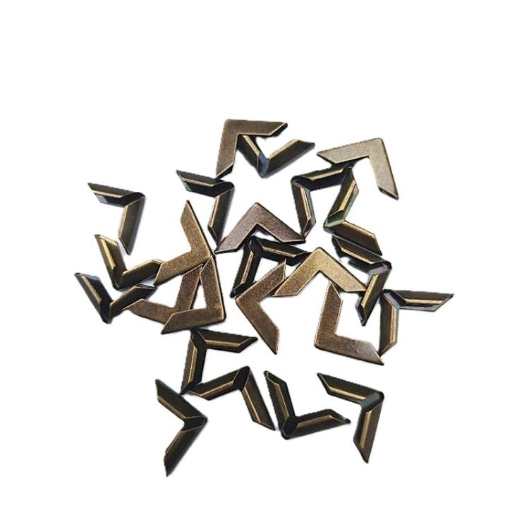 Esquineros de metal color Bronce Quemado, especiales para cubrir las esquinas de tus proyectos de encuadernacion y cartonaje.

Pack x 25 unidades.

Equipo Scrapyart
