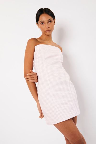 Mini vestido hecho de 100 % algodón con correas extraíbles. Con el estampado Vichy más fresco hecho en nuestro exclusivo Pantone de color.

El ajuste perfecto para el minivestido perfecto.

 
