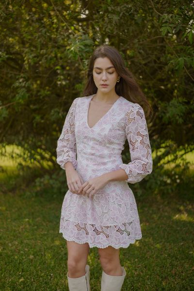 Daydream es un mini vestido entallado de broderie floreado, con una falda corta de suave vuelo y forro interno en toda la prenda para mayor comodidad. Sus mangas 3/4 semi globo aportan un aire romántico y femenino, mientras que el cierre invisible posterior mantiene una silueta limpia y elegante.

Ideal para esa ocasión especial que recordarás para siempre, Daydream combina delicadeza, estilo y un encanto atemporal que no pasa desapercibido. Disponible en color celeste y lila. 

La modelo usa talla S.
