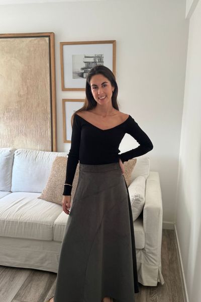 Falda de baby corduroy con corte en A

Nuestra falda en baby corduroy es la prenda versátil que no puede faltar en tu clóset. Confeccionada en un tejido suave y ligero, tiene un corte en A que estiliza y aporta comodidad en cada movimiento.

Talla única: se adapta hasta la talla L

Ajuste perfecto: cuenta con elástico en la parte trasera y cierre lateral

Diseño pensado en ti: llega hasta los 130 cm de cintura, ideal para diferentes tipos de cuerpo

Detalle funcional: corte frontal que le da movimiento y un look moderno

Combínala fácilmente con botas para un estilo más chic o con zapatillas para un look relajado y urbano. Una pieza atemporal y fácil de usar que te acompañará en todas las temporadas.
