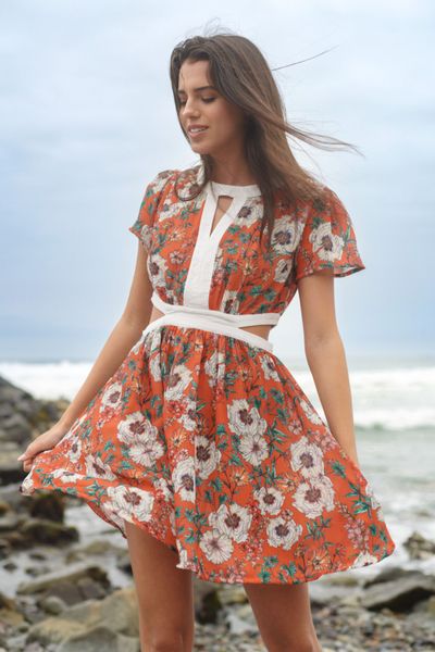 
El vestido Perla es muy romántico pero moderno por las aberturas que tiene en los costados y el escote en V en el pecho, este tiene aplicaciones del mismo tipo de tela pero en el color que predomina la tela estampada del cuerpo del vestido, también tiene cortes y pinzas en distintas partes para que arme mejor . 

Las mangas son cortas y abuchonadas para que se vea más romántico .Es un vestido corto con mucho vuelo ya que tiene tela corrugada a la altura de la cintura para generar movimiento.

Material: Lino Italiano 

Medidas: 




			TALLA
			
			
			 BUSTO
			
			
			CINTURA
			
			
			LARGO
			
		
			XS
			
			
			92 cm
			
			
			66-68 cm
			
			
			93 cm
			
		
			S
			
			
			96 cm
			
			
			68-70 cm
			
			
			94 cm
			
		
			M
			
			
			100 cm
			
			
			72-74 cm
			
			
			95 cm
			
		


* CINTURA / CADERA: Seden por el tipo de tela.

 


 
