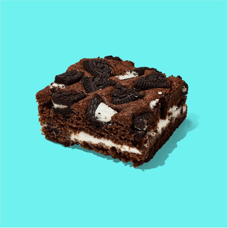 Brownie de chocolate con una deliciosa crema de vainilla y trozos de galleta. Decorados con galletas Oreo.

Medida de Producto: 6.5 cm de ancho, 6.5 cm de largo, 3.5 cm de altura

 
