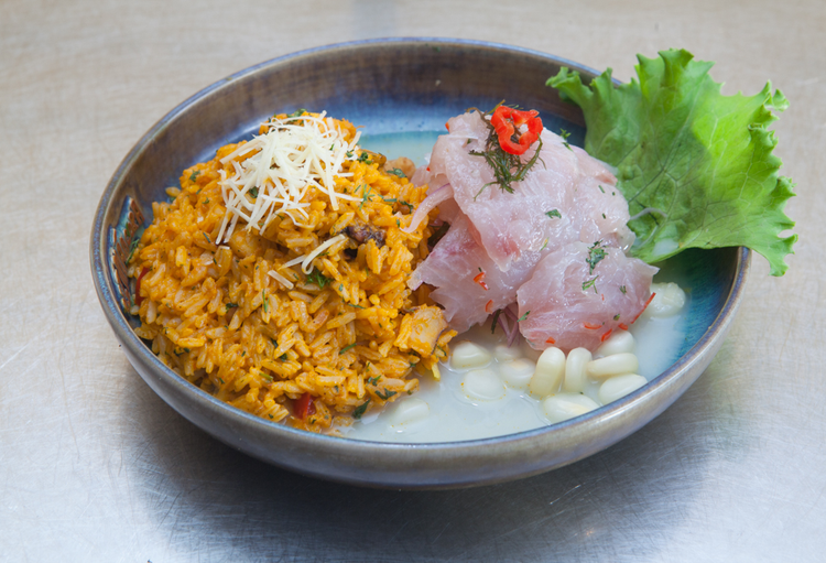 CEVICHE DE PESCADO ACOMPAÑADO DE ARROZ CON MARISCOS
