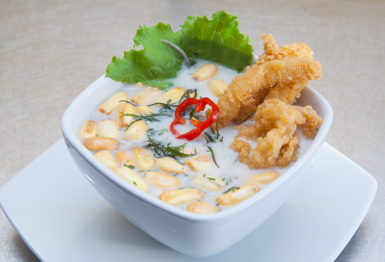 TRADICIONAL LECHE DE TIGRE, CON TROZOS DE PESCADO Y ACOMPAÑADO DE CHICHARRONES DE POTA
