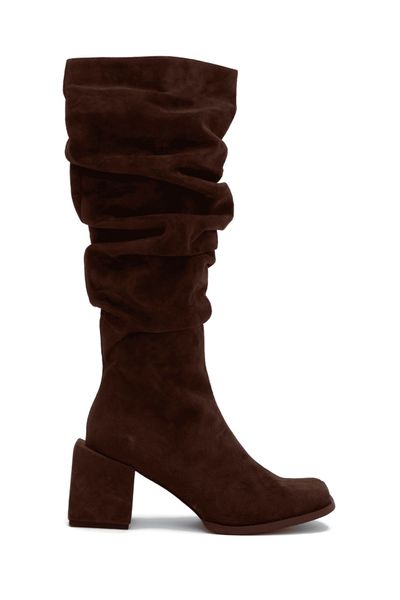 Nuestras botas Arena estan hechas de gamuza y vienen en negro y marrón, con un diseño slouchy súper femenino y moderno. Su taco de 7 cm eleva tu estilo al instante, Son perfectas para crear looks sofisticados y con mucha onda, ideales para sentirte poderosa y cómoda todo el día. Un must para este invierno

Material: Botas de 100% gamuza
Altura de la suela/taco: Taco 7cm

Hechos a mano por artesanos peruanos
