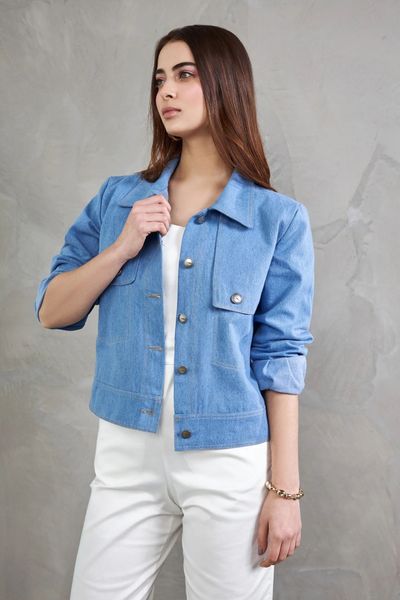 Casaca en Denim, con detalles únicos, una prenda que podrás combinar en distintas opciones.
