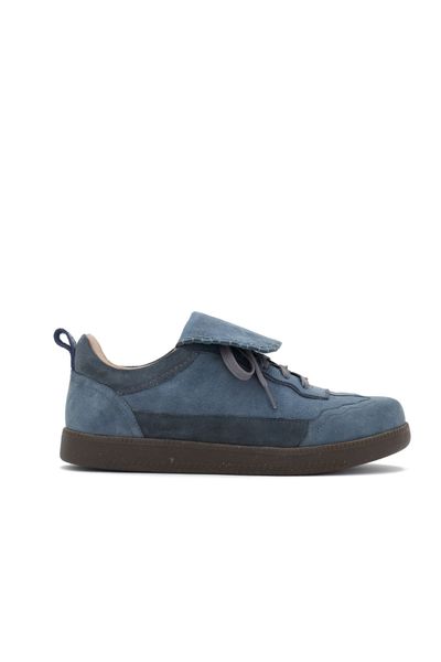 Nuestras nuevas zapatillas están hechas para destacar. Inspiradas en el ritmo de la ciudad y diseñadas para quienes marcan estilo, estas zapas combinan cuero y gamuza en tres combinaciones trendy: marrón, celeste y plateado. Su lengüeta larga, uno de los detalles más cool de esta temporada, le da un toque único y lleno de personalidad.

Son urbanas, versátiles y llenas de onda, el match perfecto para elevar cualquier outfit del día a día.

Material: Combinación de cuero con gamuza
Altura de la suela/taco: 2.5 cm

Hechas a mano por artesanos peruanos
