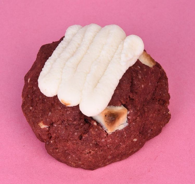Deliciosa cookie red velvet rellena de chocolate blanco
